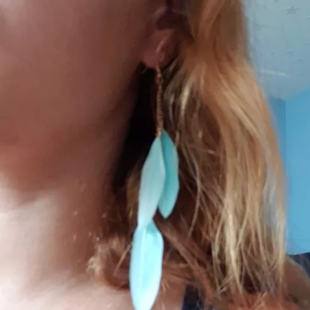 NEW!!! BOHO Feather Dangles~Baby blue green. - Picture 4 of 8